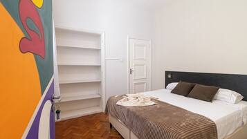 Une chambre à coucher avec un lit, une armoire et une porte.
