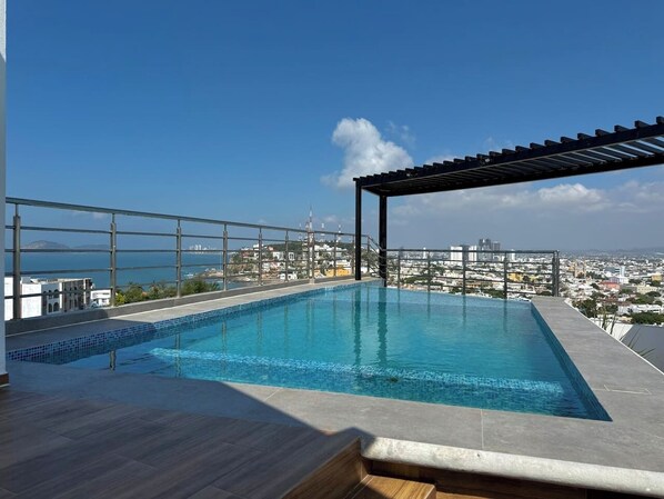 Pool - Apartment with panoramic terrace overlooking the sea and the city (Mazatlán)