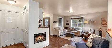 テレビ、暖炉、書庫