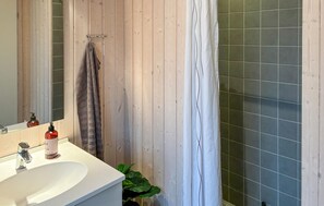 Shower, hair dryer - Beautiful home in Gilleleje with WiFi (Gilleleje)