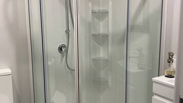 Dusche, Handtücher, Seife, Toilettenpapier