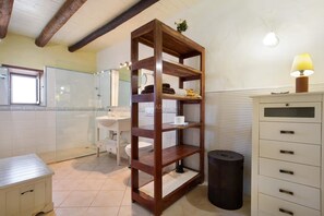 Secador de cabelo, toalhas de banho