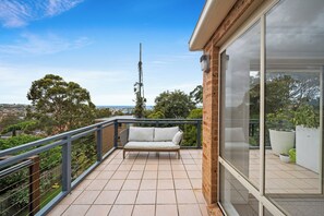 Terrace/patio - Bondi Beach Views! Spacious and Convenient 4BR, 2BA House With Free Parking (Bondi)