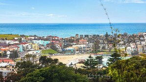 Un pueblo costero con playa, edificios coloridos y una vista despejada del mar.