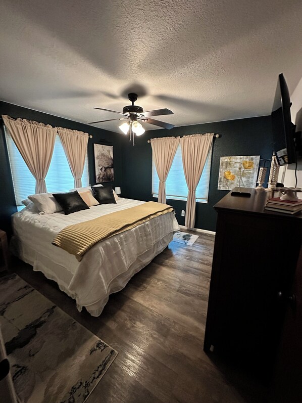 4 bedrooms, iron/ironing board, WiFi, bed sheets