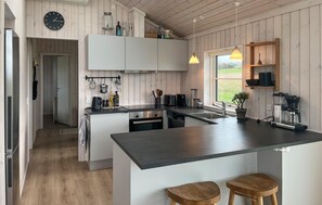 Jääkaappi, astianpesukone, kahvin-/teenkeitin