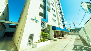 Ein modernes Gebäude mit der Aufschrift "TORRE PRIMA".