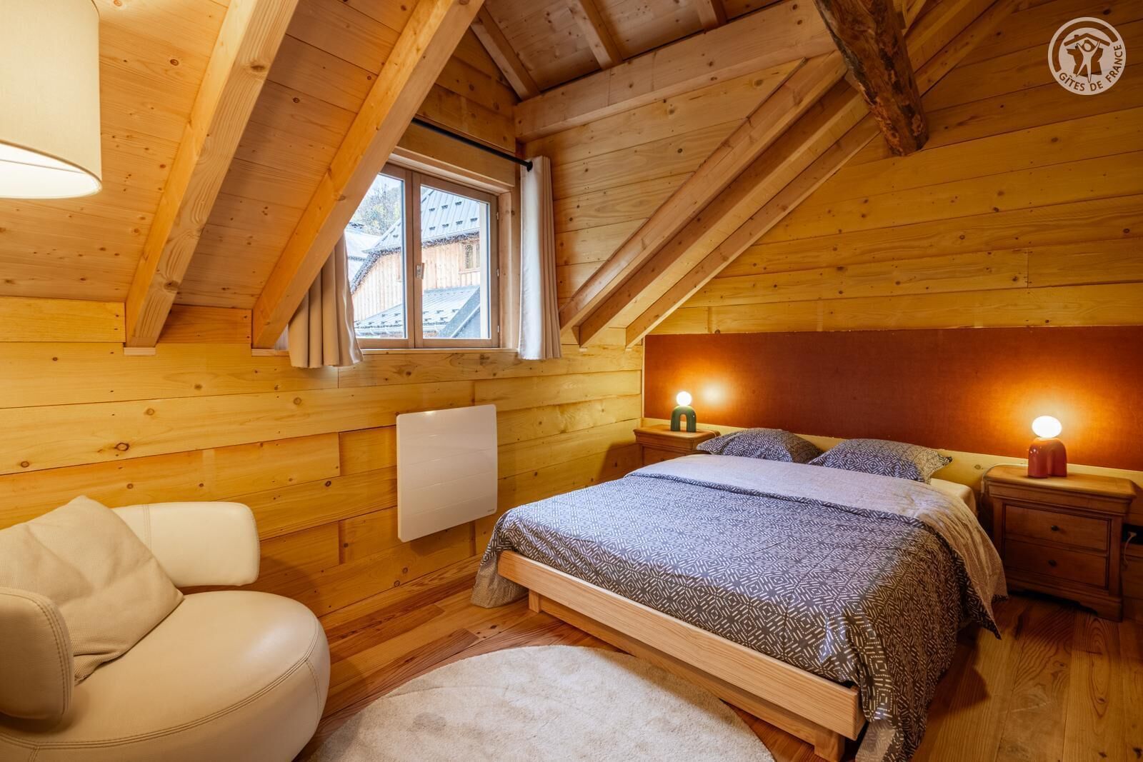 Tabla de planchar con plancha, wifi gratis, ropa de cama