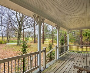 Terrace/patio - Rose Lake Wilderness Retreat & XC Ski Cabin (Le Roy)