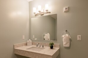 淋浴设施、吹风机、毛巾