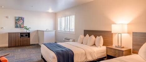 Escritorio, tabla de planchar con plancha, wifi gratis y ropa de cama