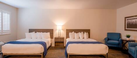 Een bureau, een strijkplank/strijkijzer, gratis wifi, beddengoed