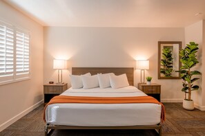 Room - Your Coastal Hideaway: Deluxe King with Wet Bar (Moss Landing)