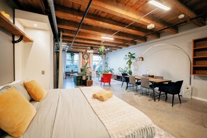 Tabla de planchar con plancha, internet y ropa de cama 