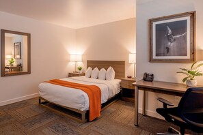 Room - Your Coastal Hideaway: Queen Room (Moss Landing)