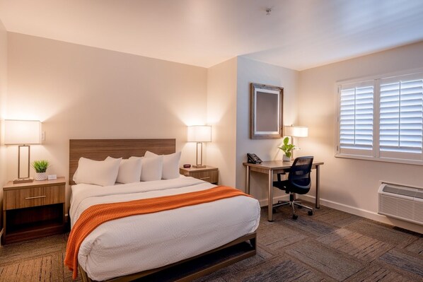 Room - Your Coastal Hideaway: Queen Room (Moss Landing)