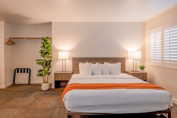 1 bedroom, desk, iron/ironing board, free WiFi - Your Coastal Hideaway: King Room (Moss Landing)