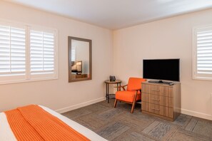 1 bedroom, desk, iron/ironing board, free WiFi - Your Coastal Hideaway: King Room (Moss Landing)