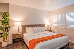 1 bedroom, desk, iron/ironing board, free WiFi - Your Coastal Hideaway: King Room (Moss Landing)