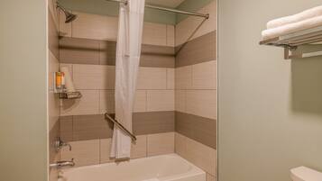 Secador de cabelo, toalhas de banho