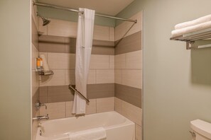 Secador de cabelo, toalhas de banho