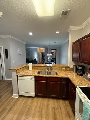 Private kitchen - Perfect getaway condo nr Disney (Davenport)