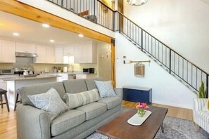 TV - Stunning Sterling Sanctuary: Unwind on the Water! (Sterling)