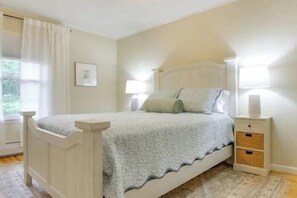 3 عدّة غرف نوم ومكواة/لوح كي وواي فاي وملاءات أسرّة