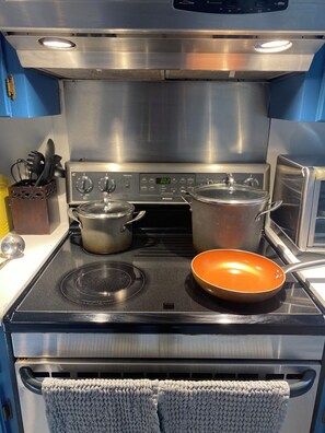 Frigorífic, microones, forn i placa de cuina