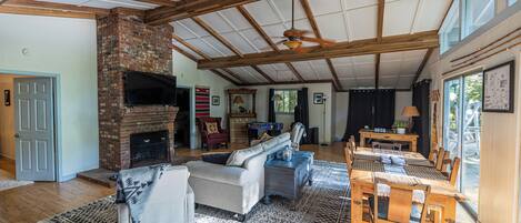 Smart TV, chimenea, libros