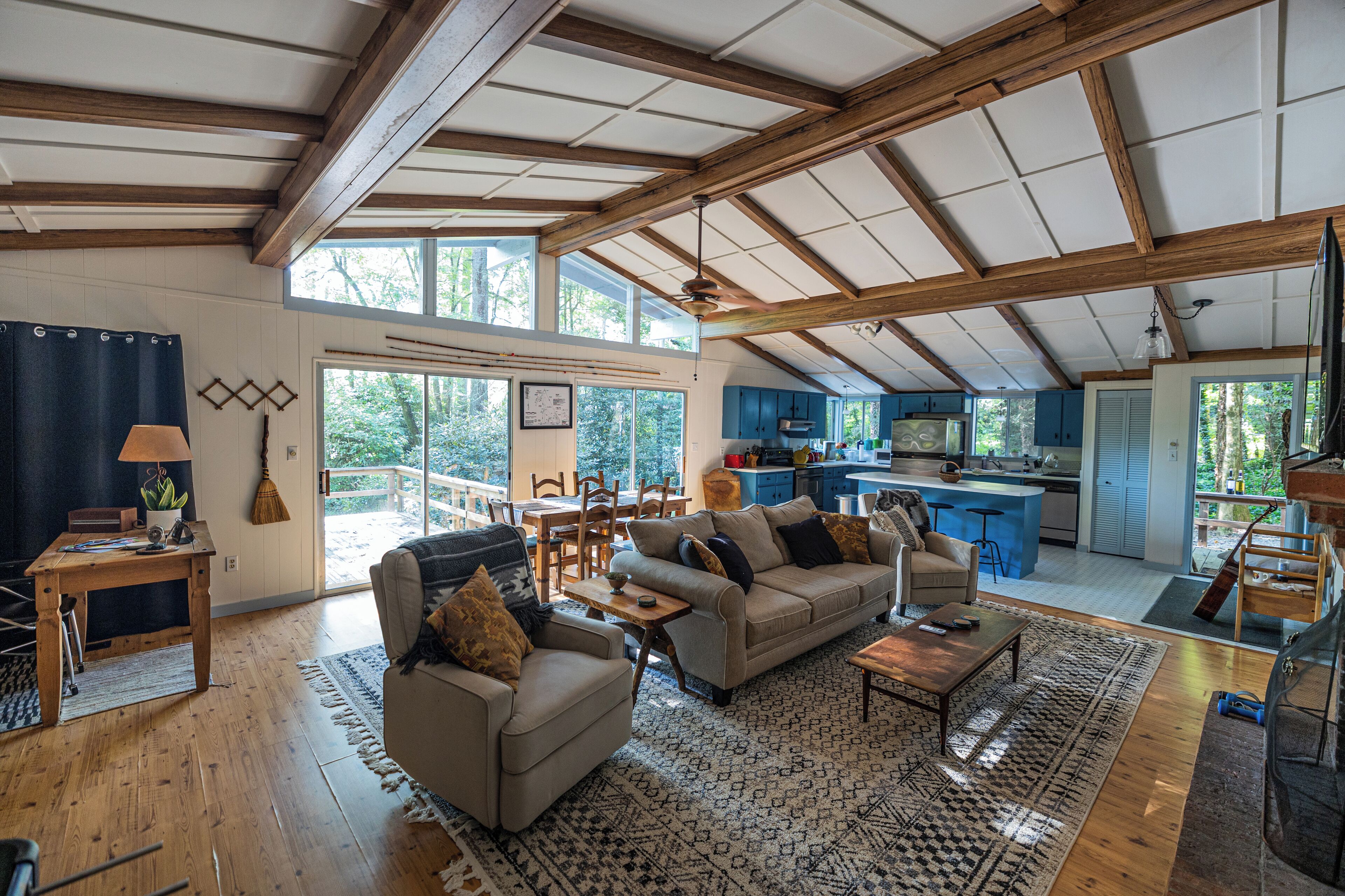 Smart TV, chimenea y libros 