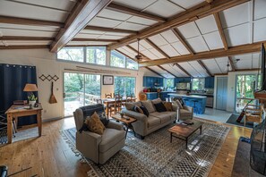 Älytelevisio, takka, kirjoja