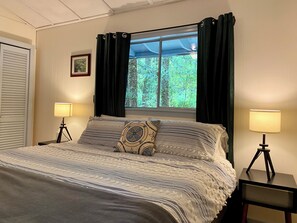 Työpöytä, silitysrauta/-lauta, ilmainen Wi-Fi, vuodevaatteet