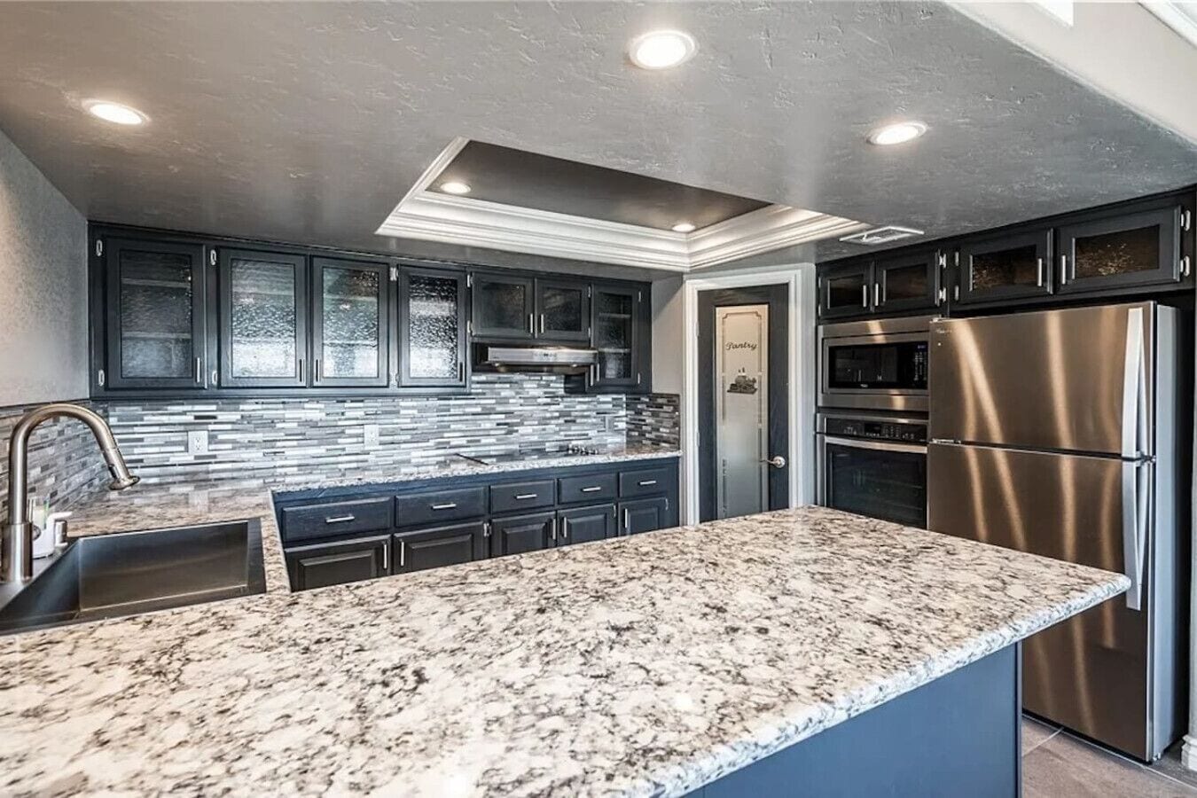 冷蔵庫、電子レンジ、オーブン、コンロ