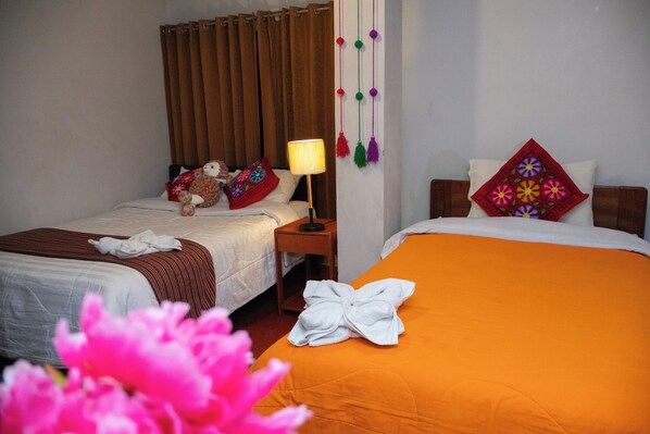 Quarto, serviço de arrumação | Wi-Fi de cortesia