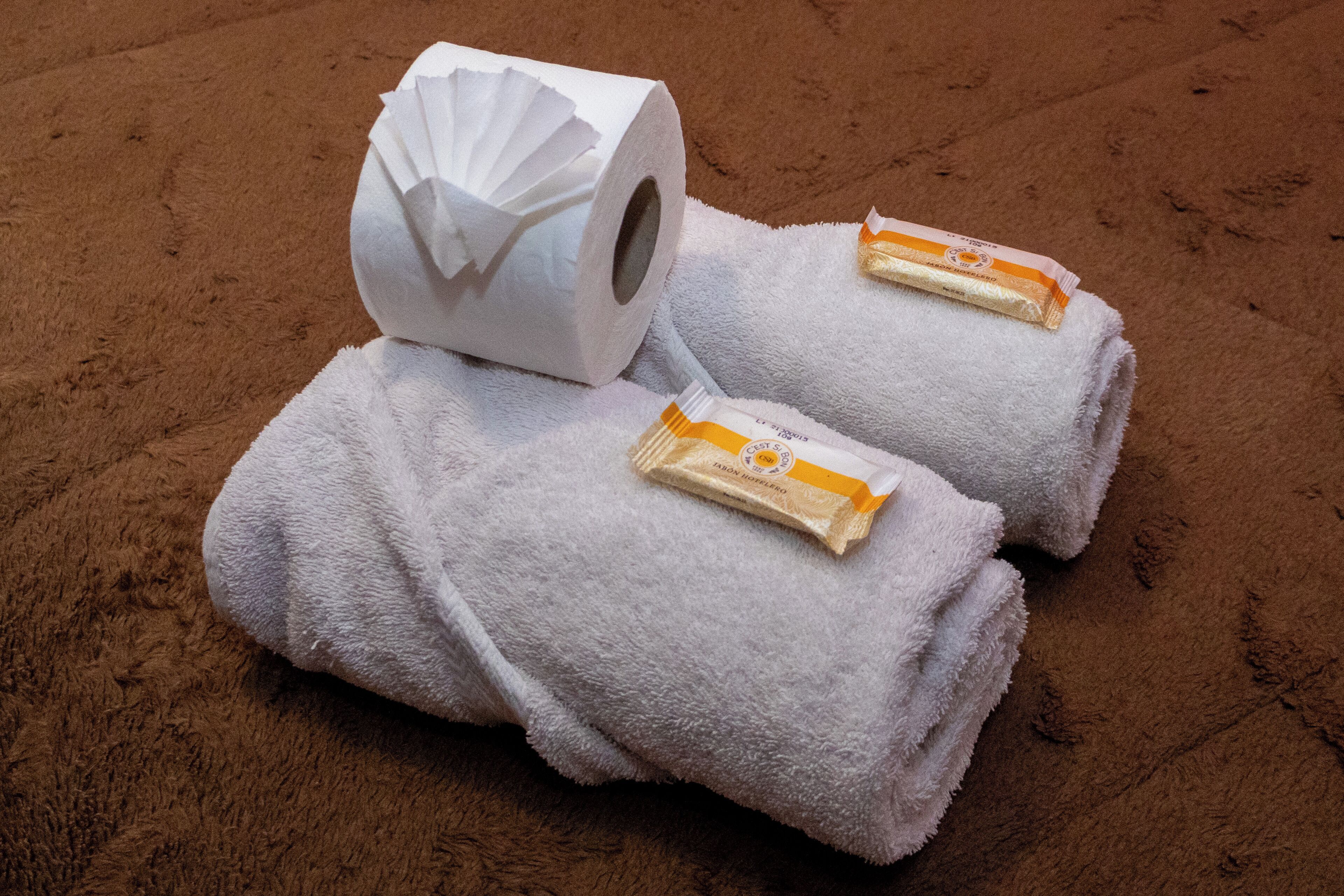 Kamar, Pembersihan Kamar | Kamar mandi | Handuk, sabun, sampo, dan tisu toilet