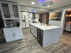 Private kitchen - Charming 3-bedroom house in delightful Longboat Key with your own  tiki bar (Longboat Key)