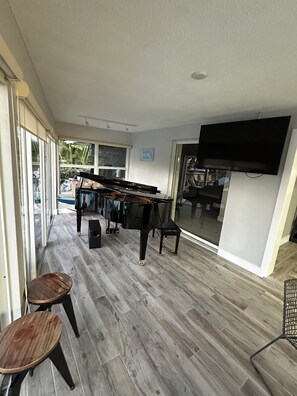 Game room - Charming 3-bedroom house in delightful Longboat Key with your own  tiki bar (Longboat Key)