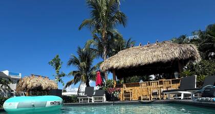 Charming 3-bedroom house in delightful Longboat Key with your own tiki bar