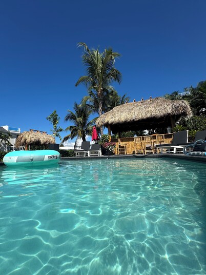 Charming 3-bedroom house in delightful Longboat Key with your own tiki bar