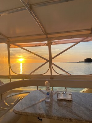 Outdoor dining - Charming 3-bedroom house in delightful Longboat Key with your own tiki bar (Longboat Key)