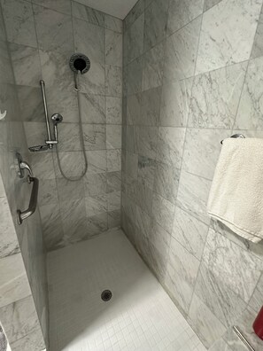 Douche, baignoire à jets, sèche-cheveux, serviettes fournies