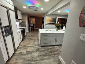 Private kitchen - Charming 3-bedroom house in delightful Longboat Key with your own tiki bar (Longboat Key)