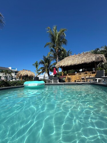 Charming 3-bedroom house in delightful Longboat Key with your own  tiki bar