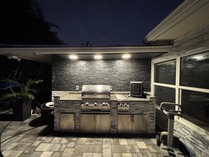 Terrace/patio - Charming 3-bedroom house in delightful Longboat Key with your own  tiki bar (Longboat Key)