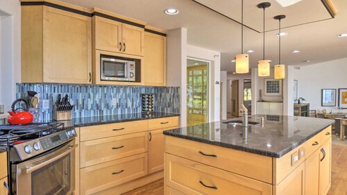 Kingston Waterfront  View home  with Hot Tub