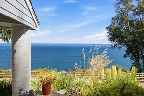 A coastal view with a clear sky, a wooden fence, and a potted plant. - Kingston Waterfront  View home  with Hot Tub (Kingston)