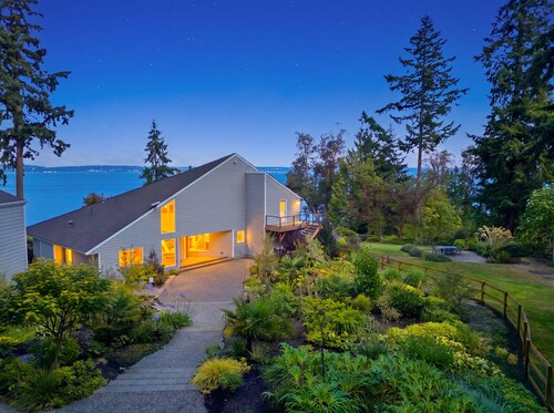 Kingston Waterfront View home with Hot Tub
