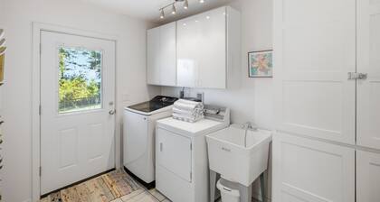 Kingston Waterfront View home with Hot Tub