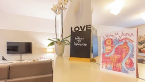 A reception desk with a 'Welcome to Verona' sign, a 'Love Verona' sign, and a colorful illustration of Verona's landmarks. - VeronaLodge Bilo
Hospitality and Comfort in the Heart of Verona (Verona)